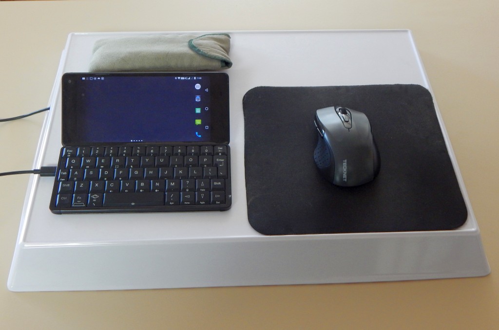 Serving tray inverted with mousepad attached to one corner, with Gemini PDA, mouse, and eyeglasses case placed on top of the tray. [IMG]